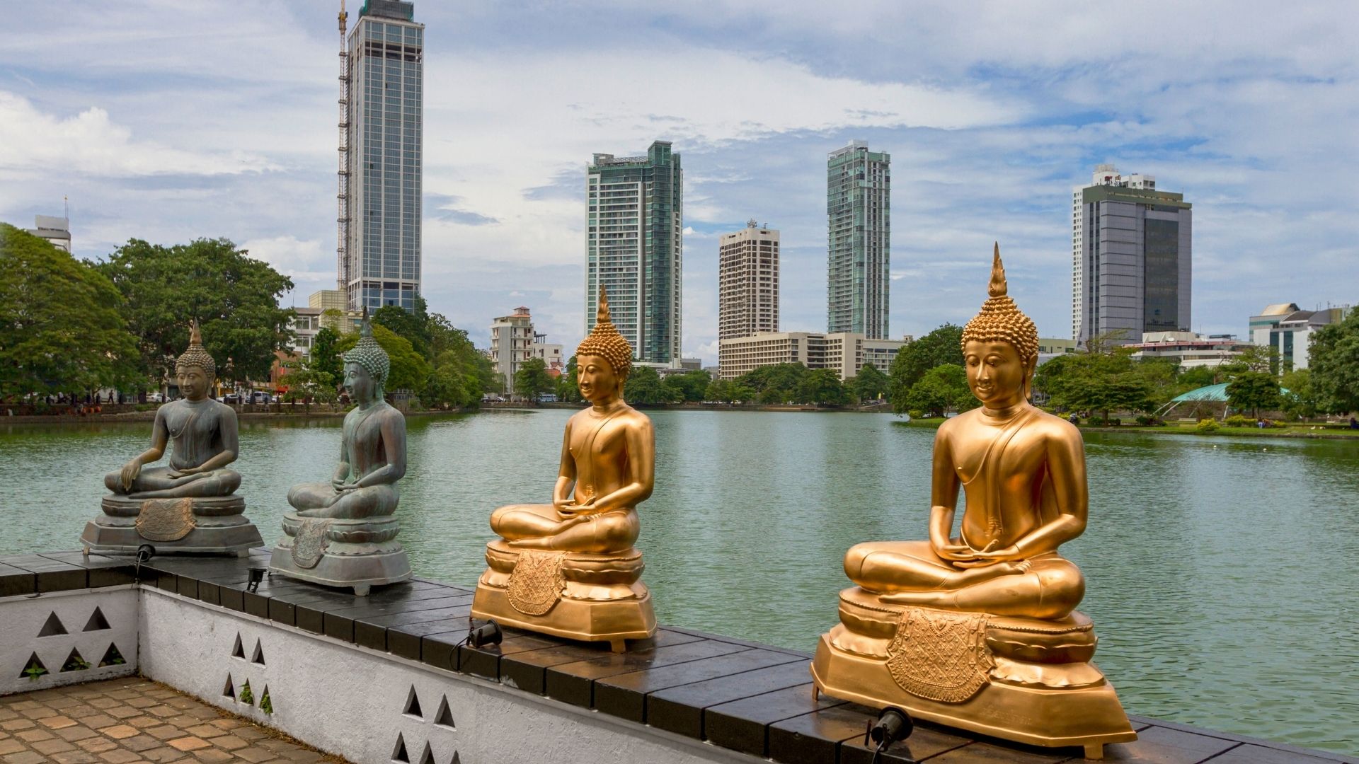 colombo-skyline-beira-lake-buddha-statues